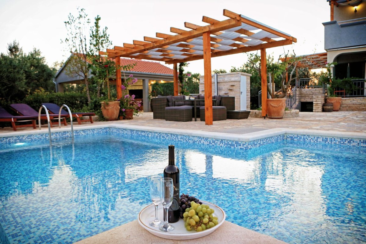 Poolside lounge seating